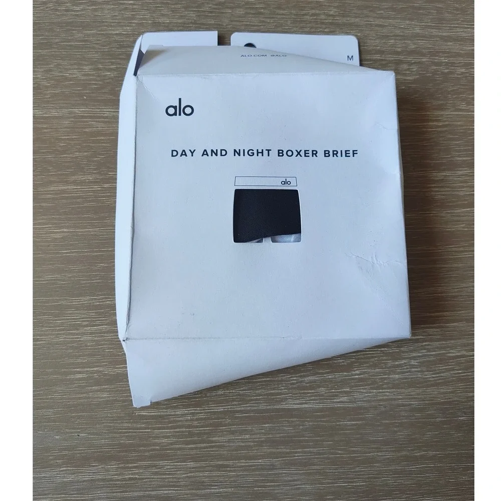 Alo Yoga Day and Night Boxer Brief White Size Medium New With Tags